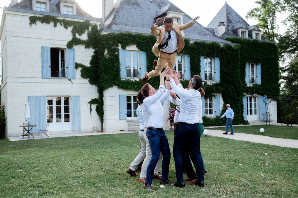 Animation fun entre invités devant le Domaine de la Fauconnie