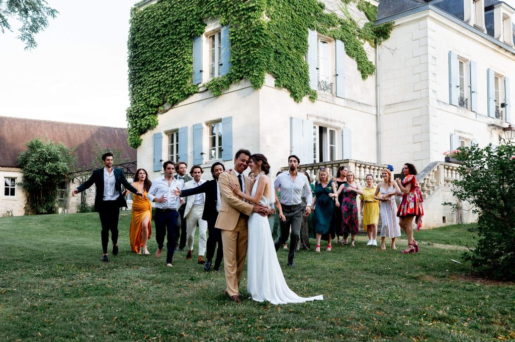 Animation fun entre invités devant le Domaine de la Fauconnie