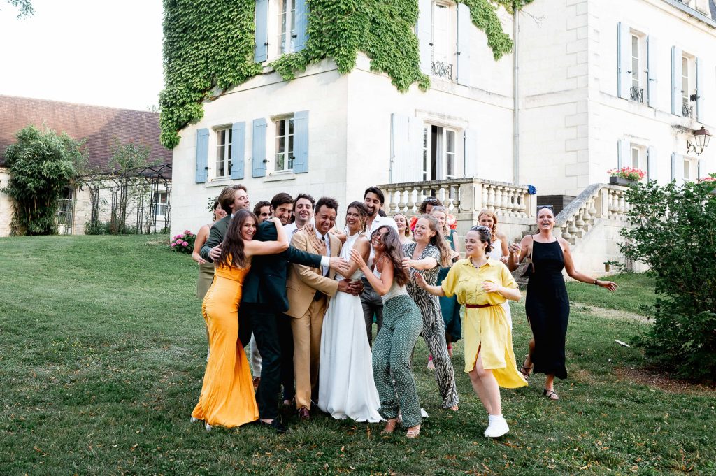 Animation fun entre invités devant le Domaine de la Fauconnie