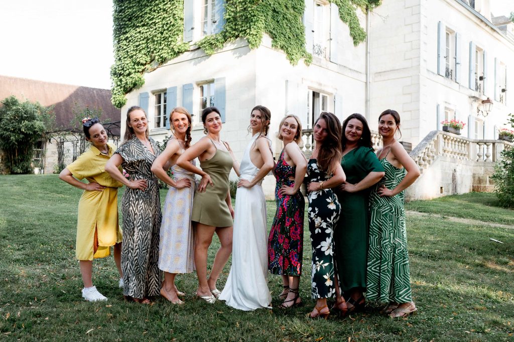 Animation fun entre invités devant le Domaine de la Fauconnie