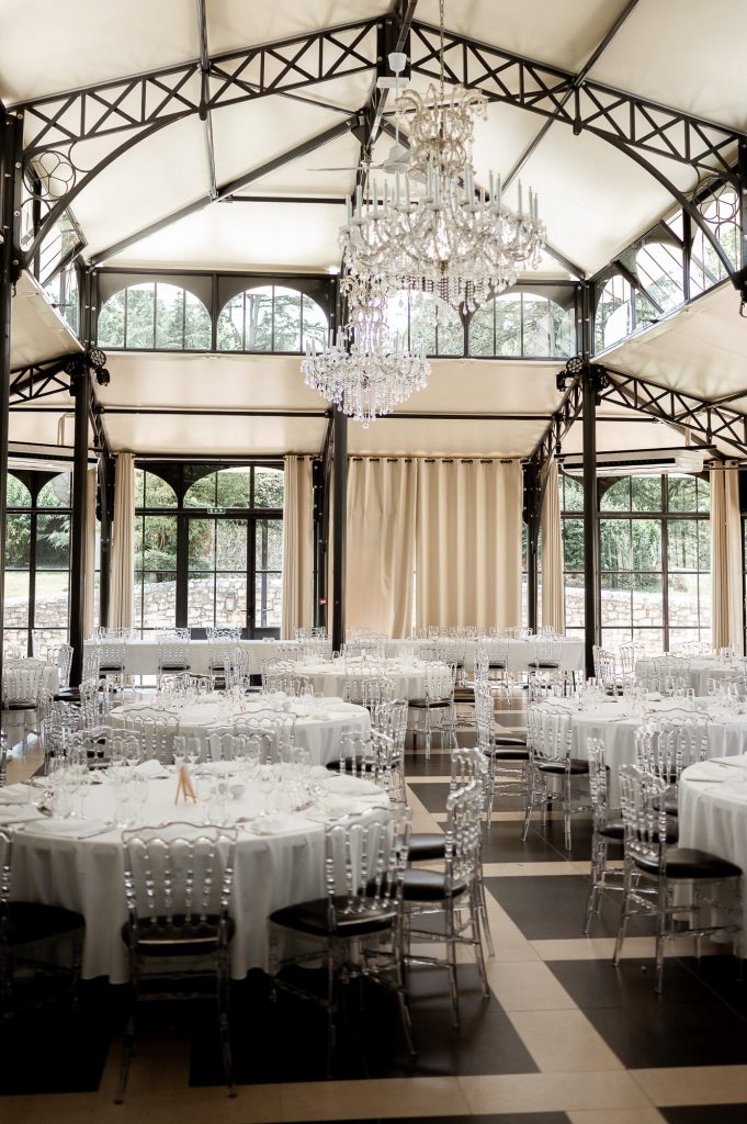 Salle de réception du Domaine de la Fauconnie décorée pour un mariage en Dordogne
