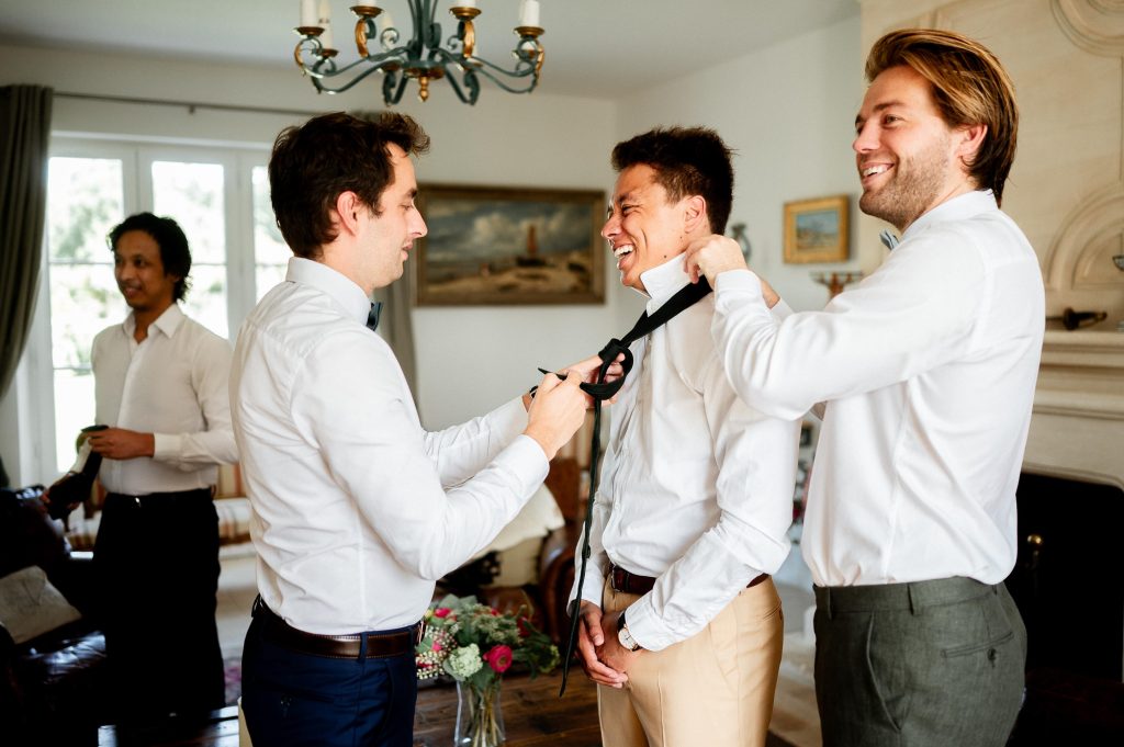 Préparatifs du marié avec ses témoins avant le mariage en Dordogne