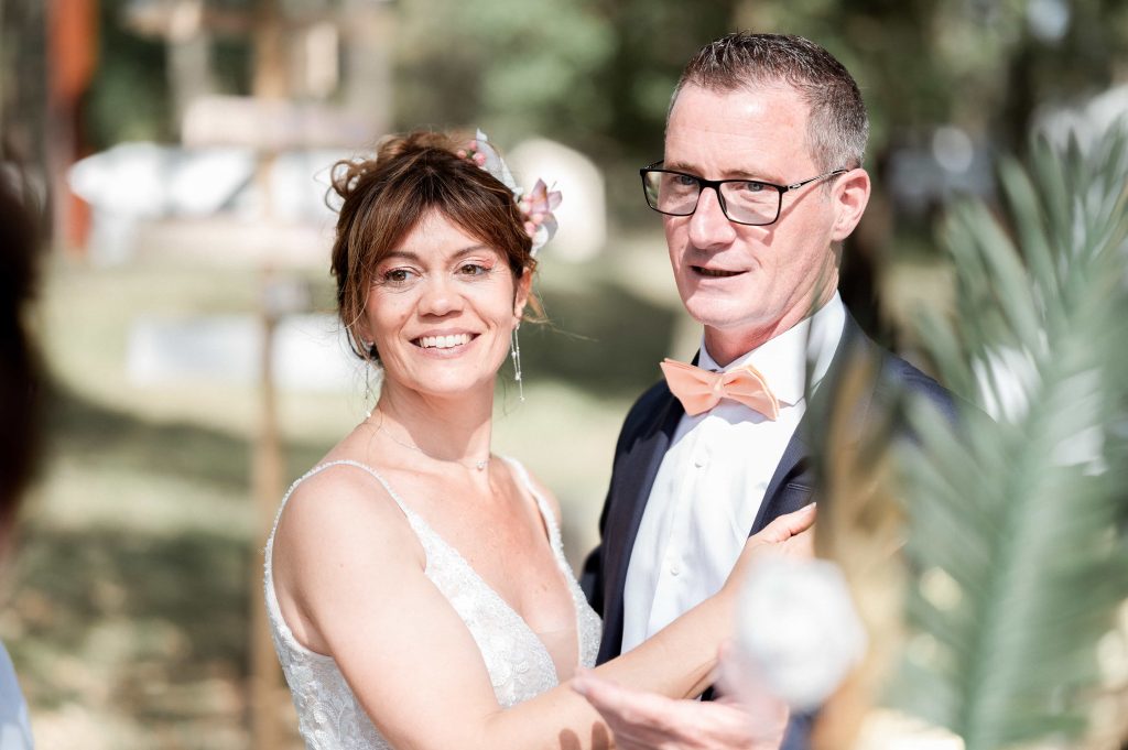 couple mariage moment émotion vin d'honneur extérieur