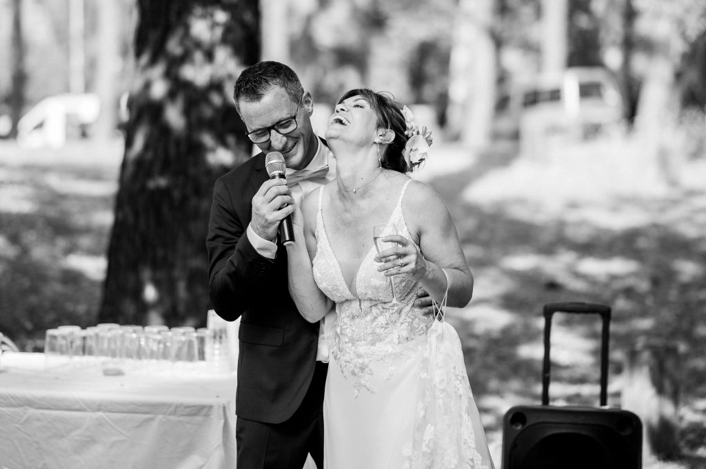 émotion mariage discours noir et blanc couple heureux