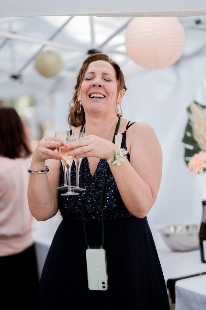invitée mariage champagne ambiance vin d'honneur extérieur
