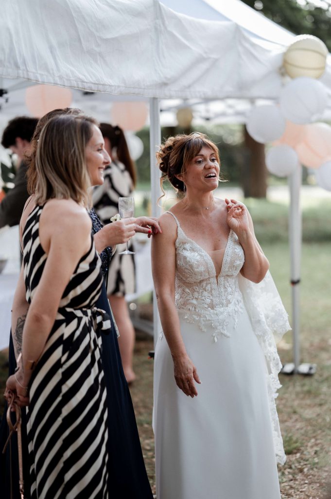 mariée discussion invités vin d'honneur mariage extérieur