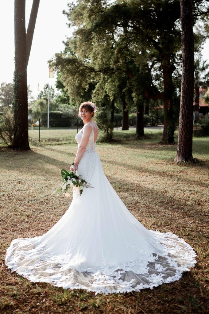 mariée robe avec traîne longue séance couple extérieur Landes