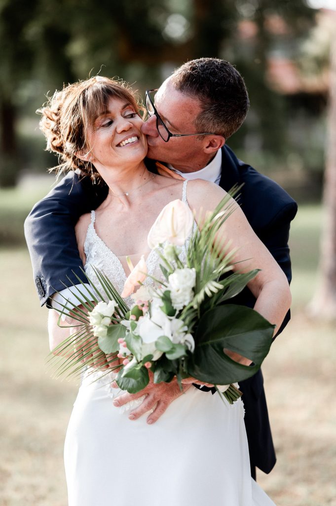 couple mariage moment tendre baiser séance couple Landes