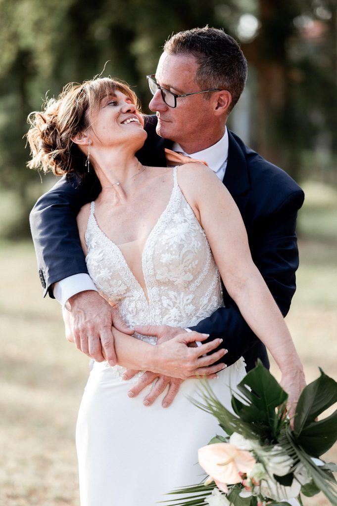 couple mariage regard amoureux séance photo extérieure