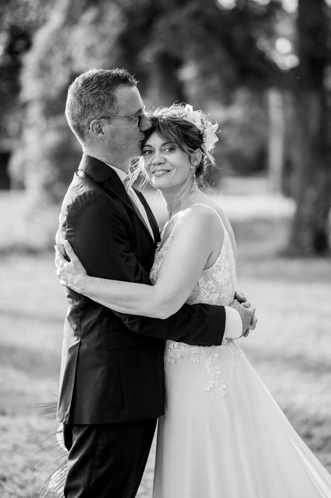 photo couple mariage noir et blanc moment intime
