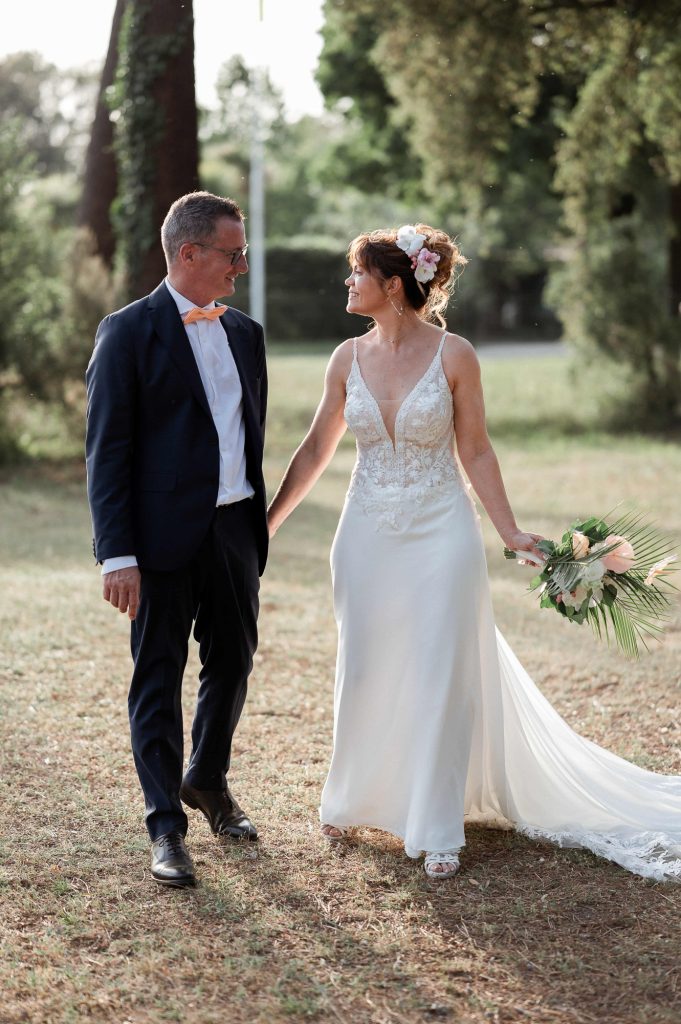 couple mariage marche dans forêt Landes séance couple