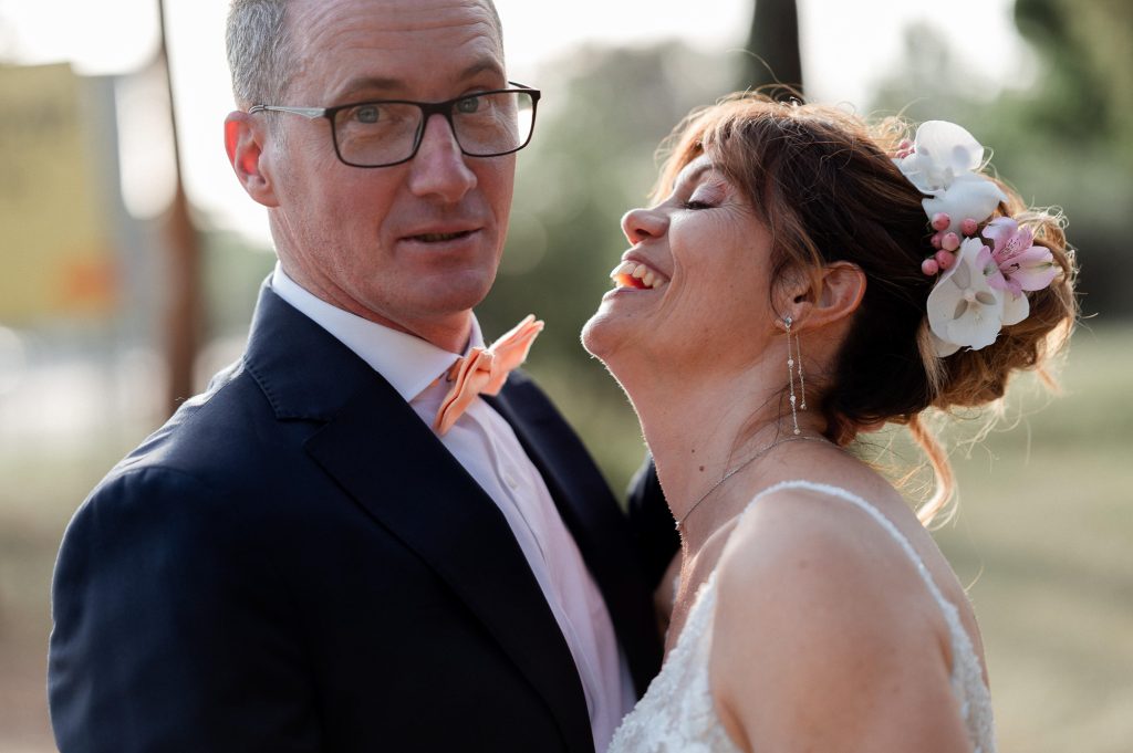 couple mariage rire lumière dorée golden hour extérieur