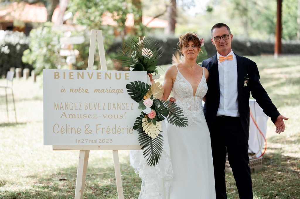 couple mariage devant panneau bienvenue décoration mariage Landes