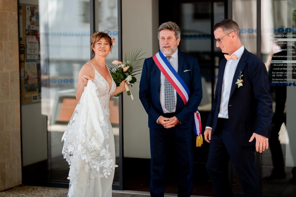 cérémonie mariage mairie Landes avec le maire et les mariés