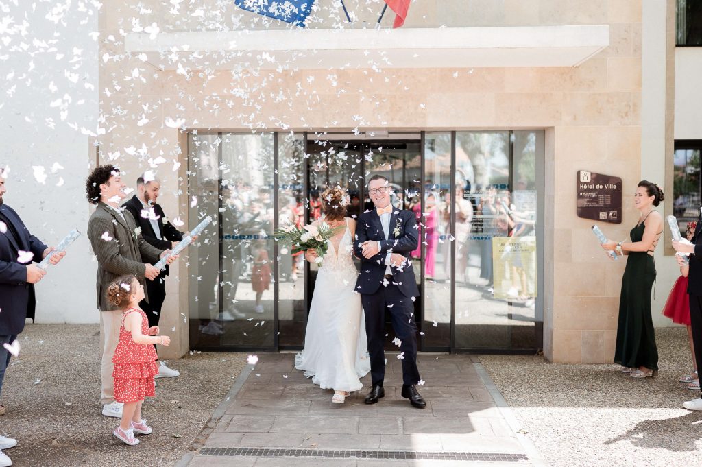 sortie mariage confettis mairie Landes couple heureux