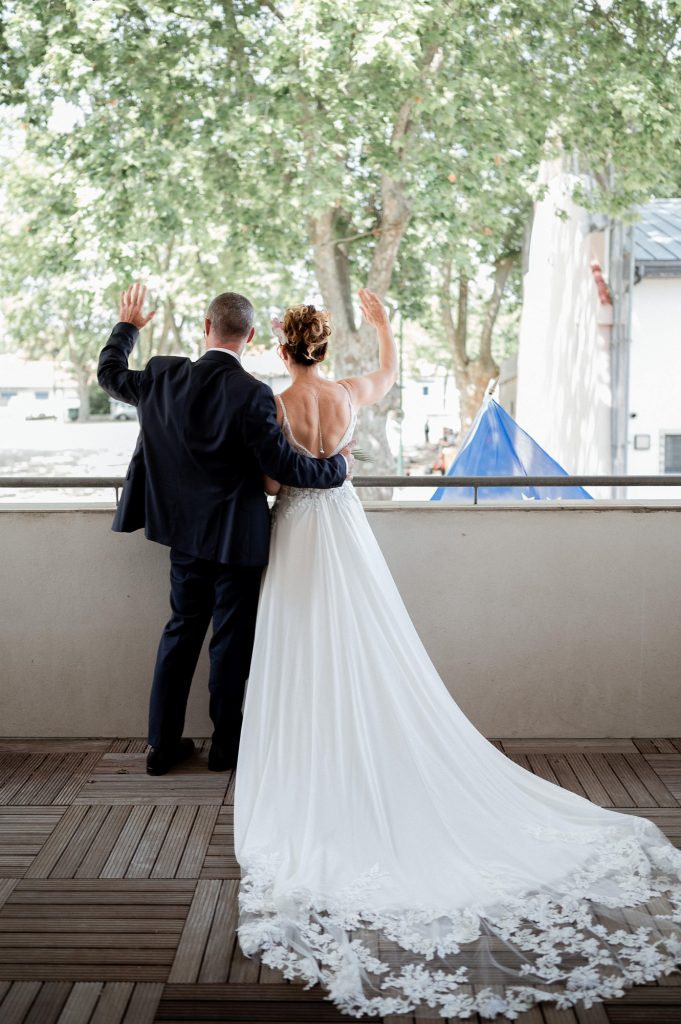 mariés saluent invités balcon mairie Landes mariage