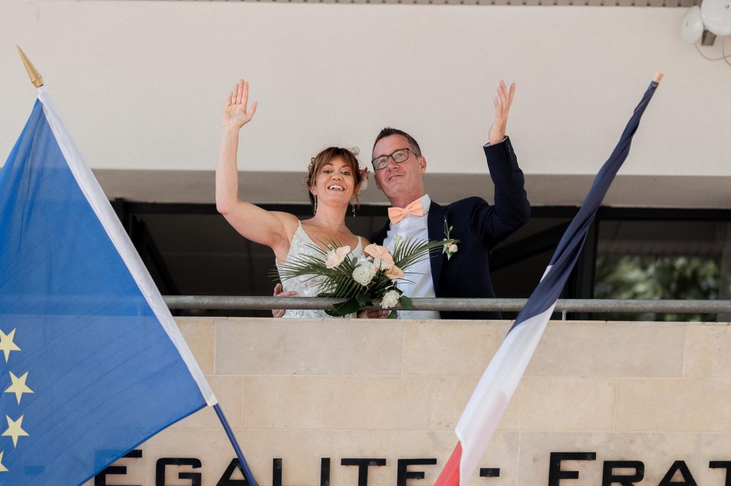 couple mariage balcon mairie drapeaux France Landes