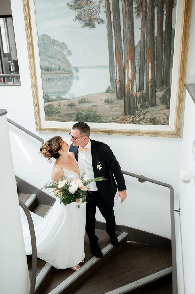 couple mariage dans escalier mairie Landes