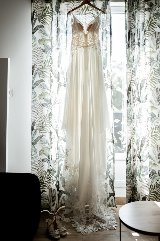 Robe de mariée pendue pendant les préparatifs