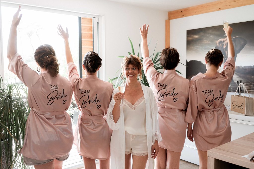 la mariée et ses amies pendant ses préparatifs