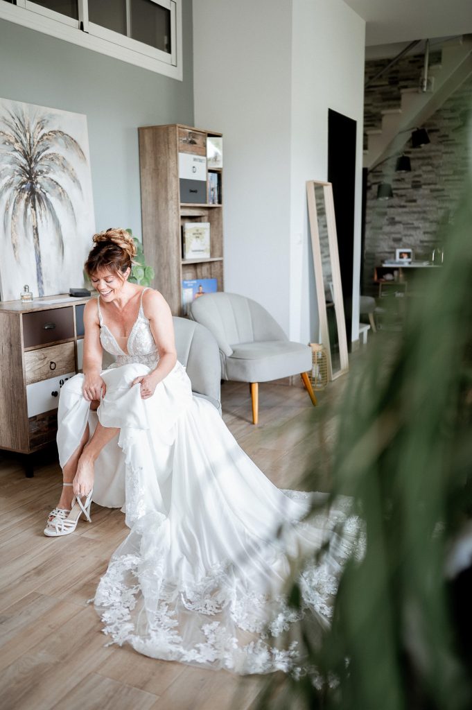 portrait de la mariée ajustant ses chaussures