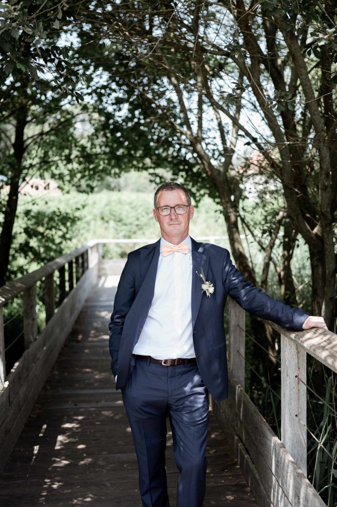 marié costume bleu pont bois Marais d’Orx mariage Landes
