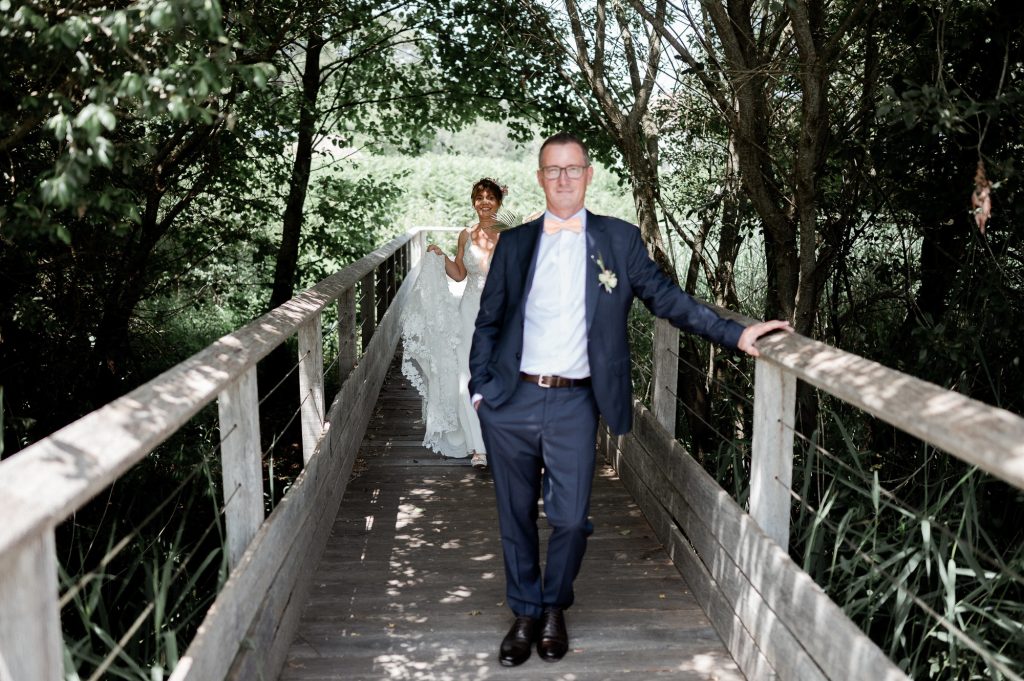 découverte mariés pont bois Marais d’Orx mariage