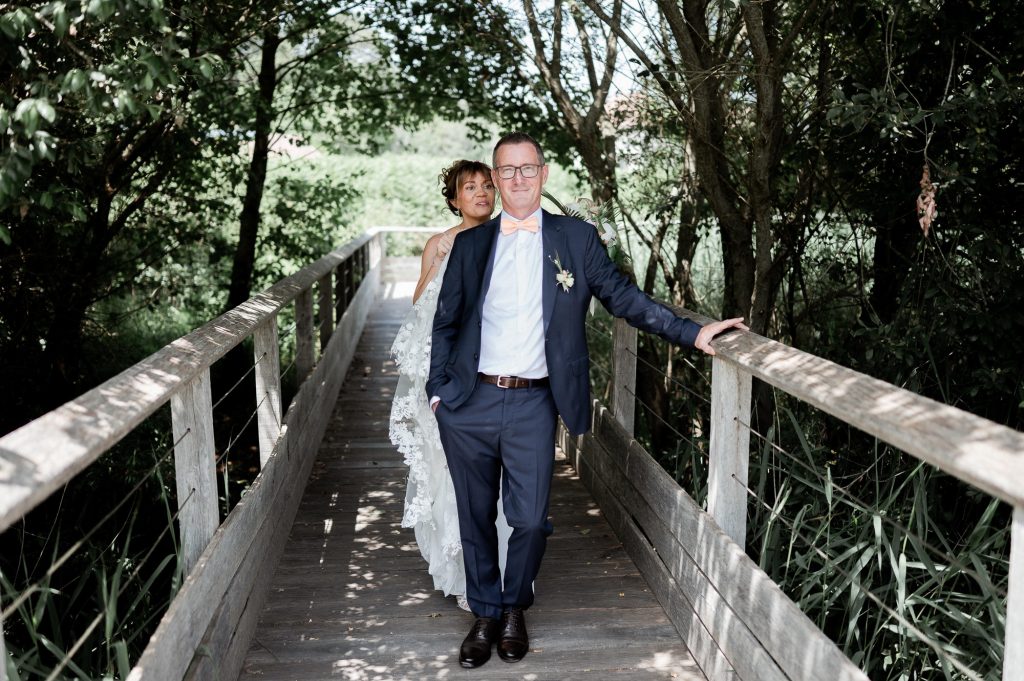 découverte mariés pont bois Marais d’Orx mariage