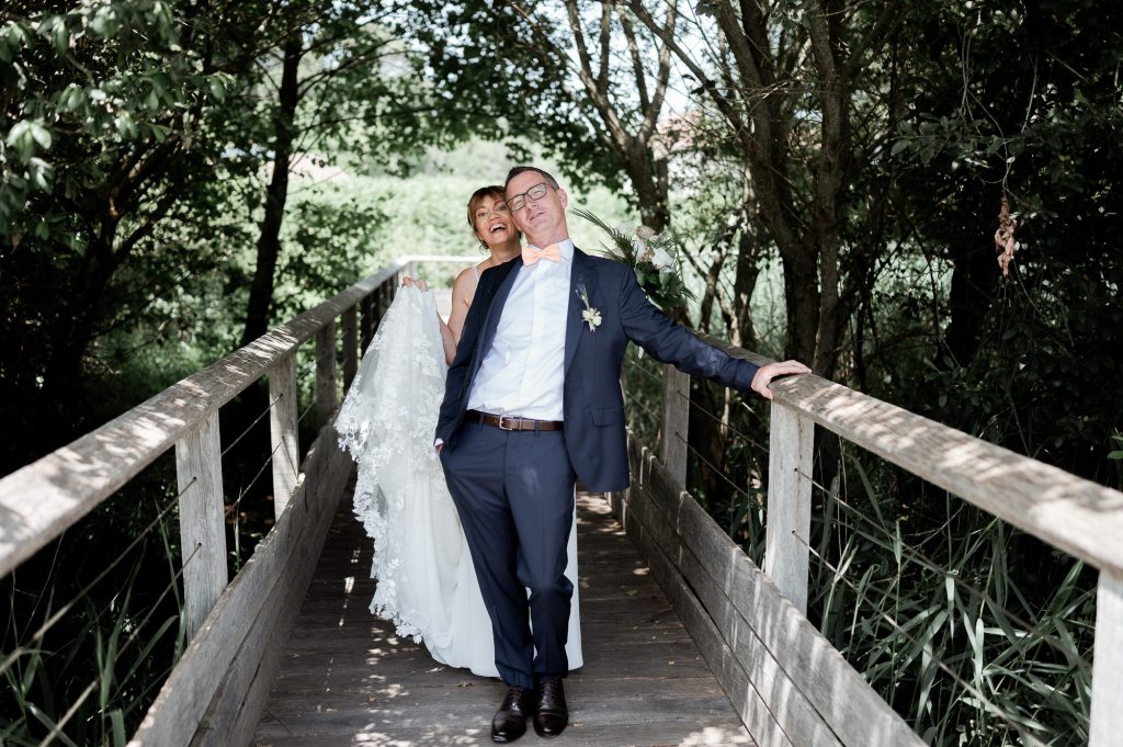 découverte mariés pont bois Marais d’Orx mariage