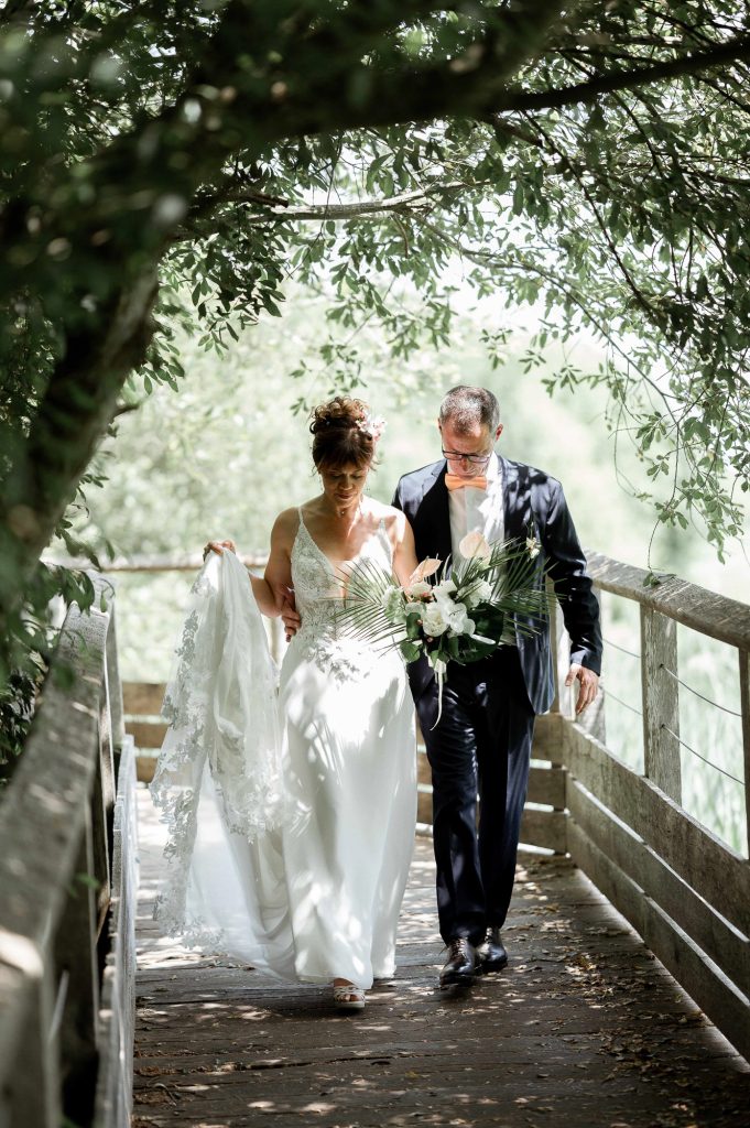 couple mariage marche naturelle Marais d’Orx