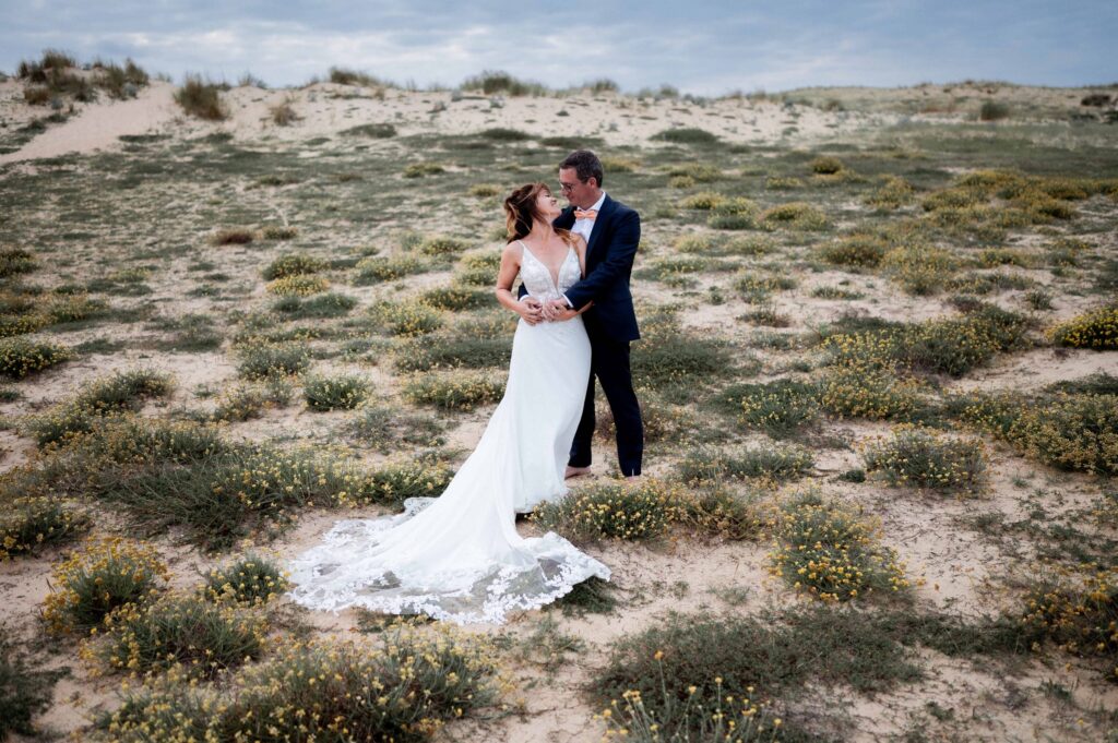 seance photo couple mariage dans les dunes à Labenne
