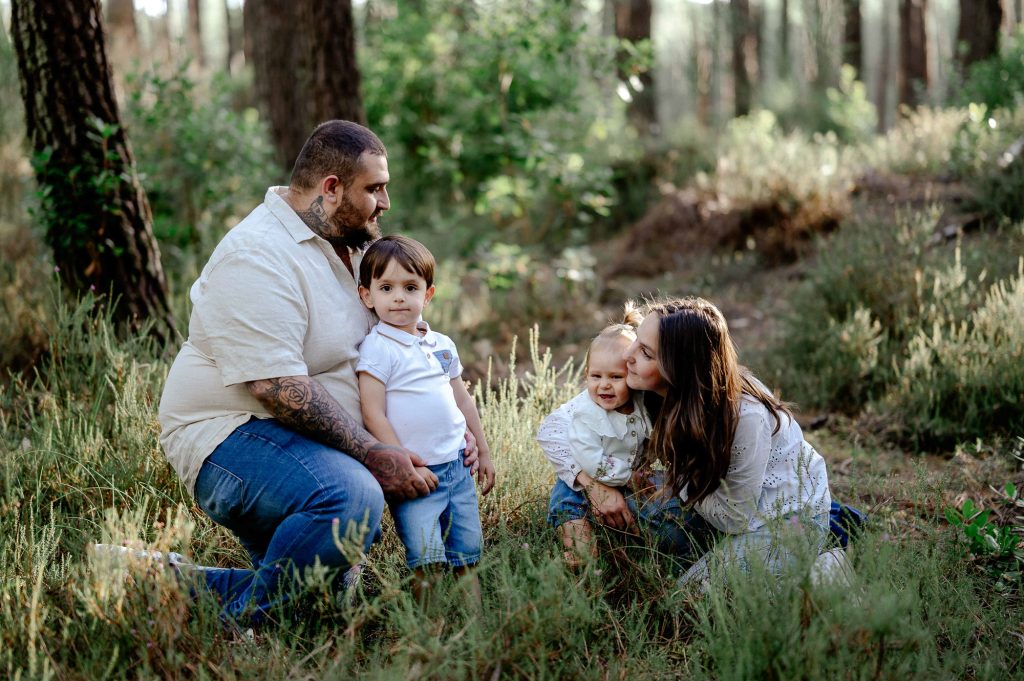 séance photo famille en forêt à Mimizan dans les Landes avec parents et enfants