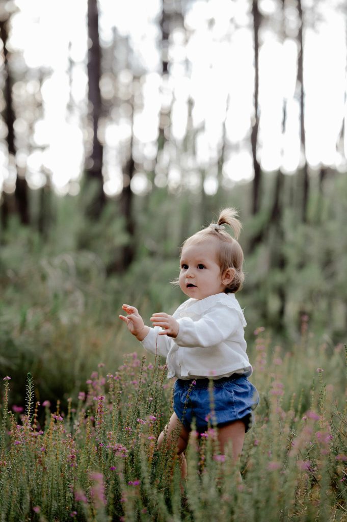 portrait d’un enfant souriant en forêt lors d’une séance photo famille à Mimizan