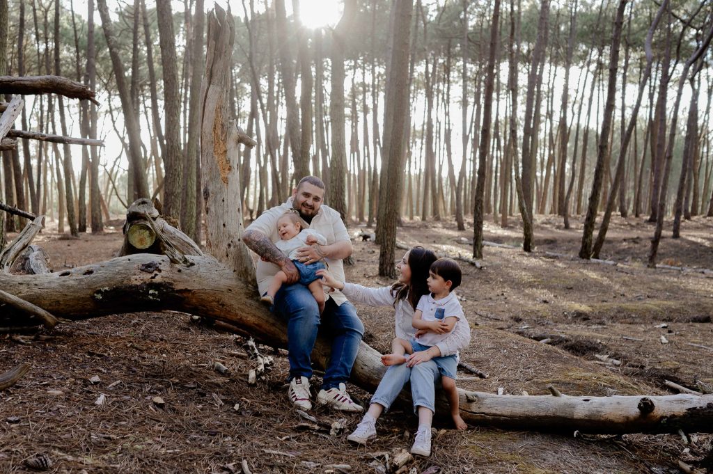 séance photo famille en forêt à Mimizan dans les Landes avec parents et enfants