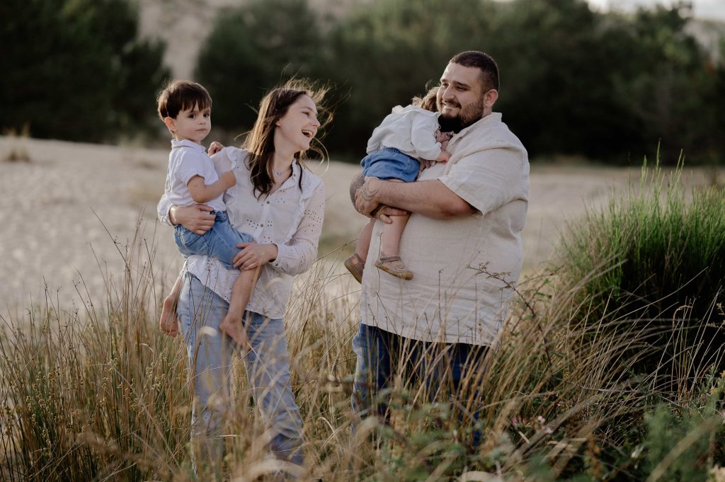 séance photo famille en forêt à Mimizan dans les Landes avec parents et enfants