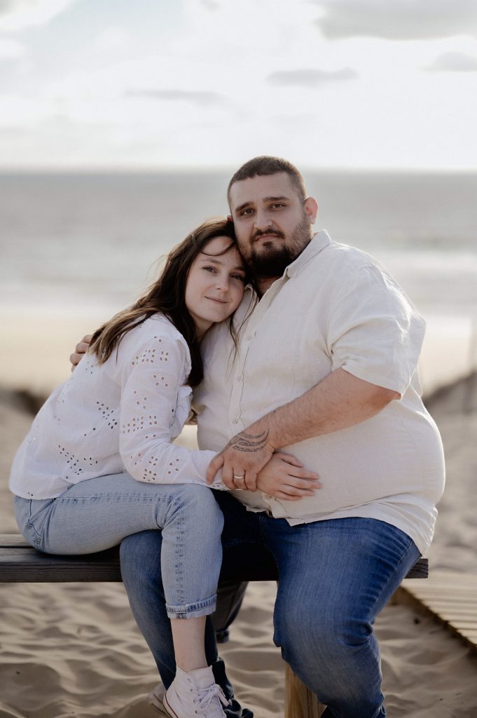 couple sur la plage à Mimizan lors d’une séance photo famille dans les Landes