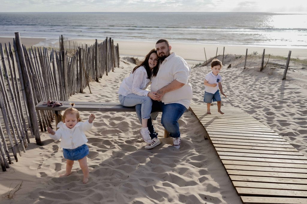 séance photo famille à la plage à Mimizan dans les Landes avec parents et enfants