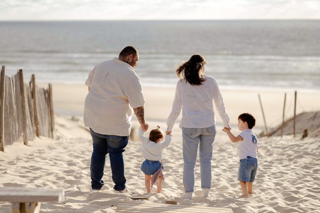 séance photo famille à la plage à Mimizan dans les Landes avec parents et enfants