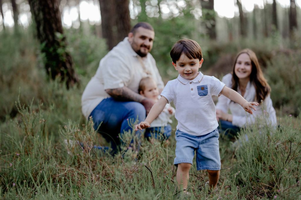 séance photo famille en forêt à Mimizan dans les Landes avec parents et enfants