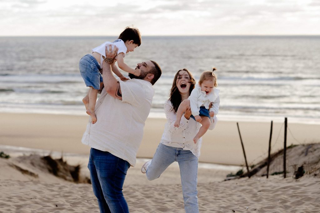 séance photo famille à la plage à Mimizan dans les Landes avec parents et enfants