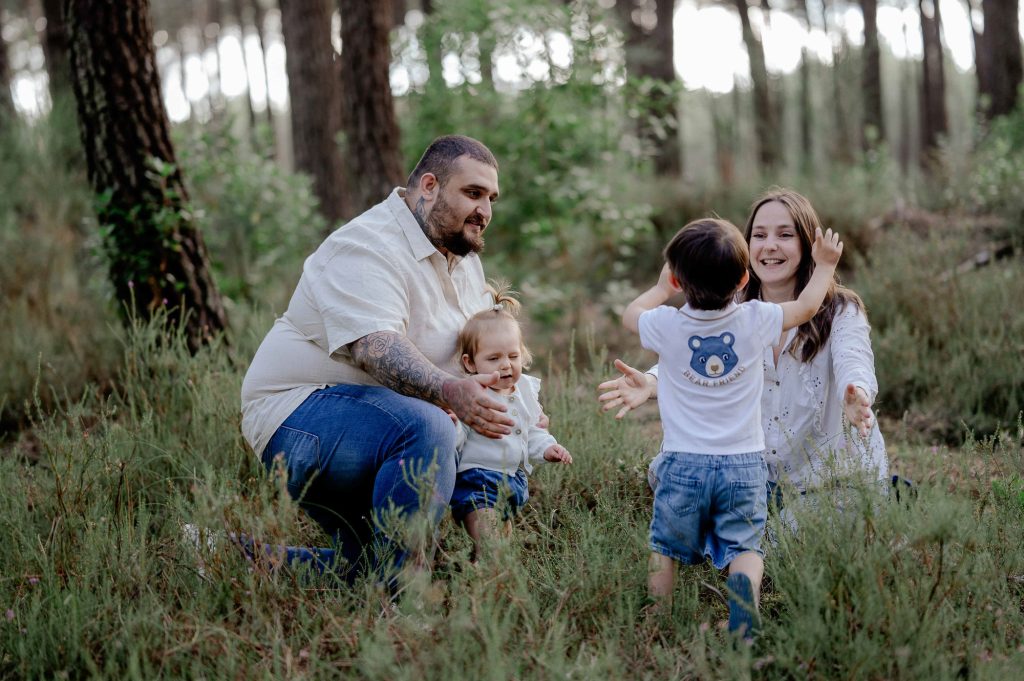 séance photo famille en forêt à Mimizan dans les Landes avec parents et enfants