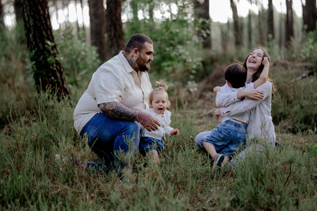 séance photo famille en forêt à Mimizan dans les Landes avec parents et enfants