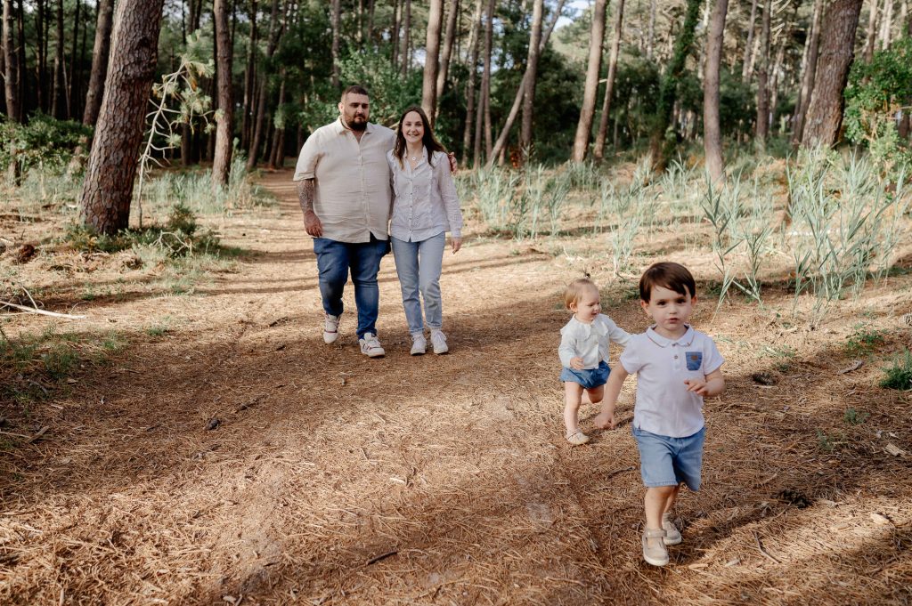 famille marchant en forêt pendant une séance photo à Mimizan dans les Landes