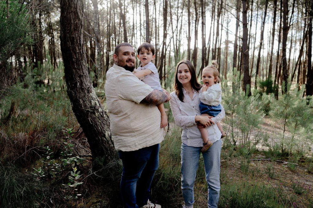 séance photo famille en forêt à Mimizan dans les Landes avec parents et enfants