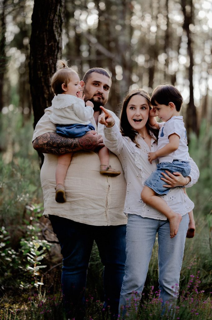 séance photo famille en forêt à Mimizan dans les Landes avec parents et enfants
