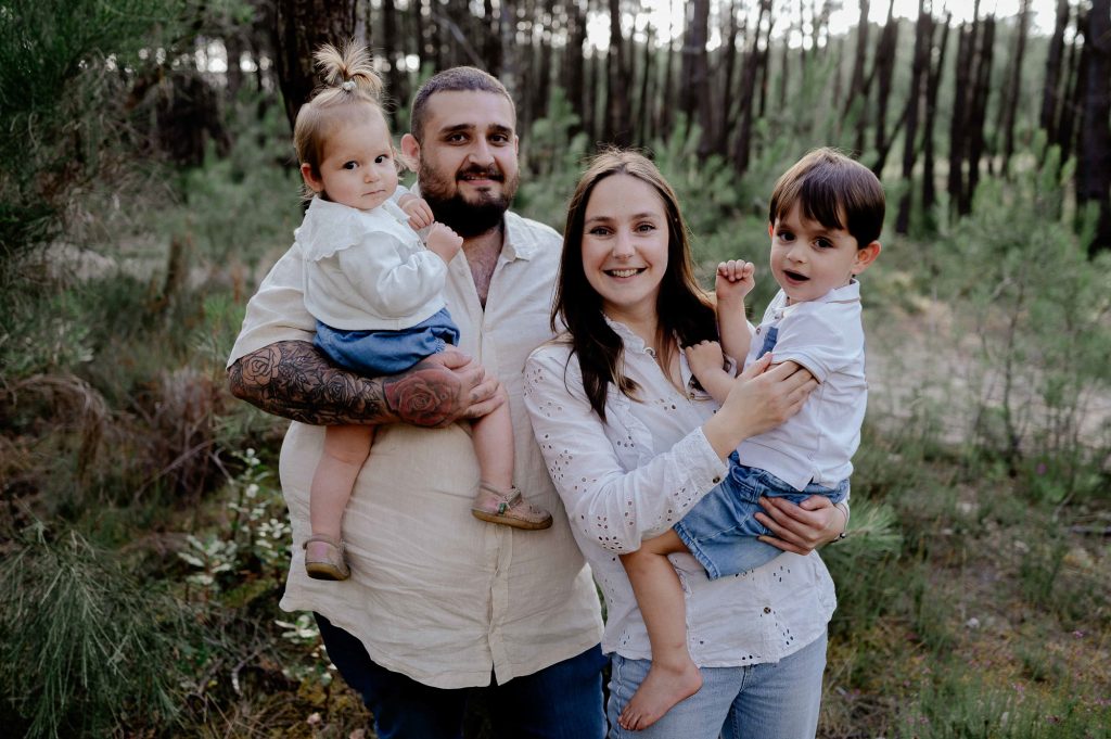 séance photo famille en forêt à Mimizan dans les Landes avec parents et enfants