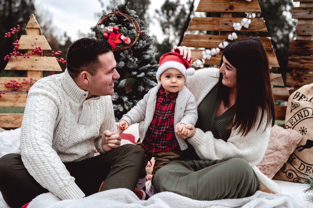 Famille avec bébé lors d’une mini séance photo de Noël à Mimizan dans les Landes