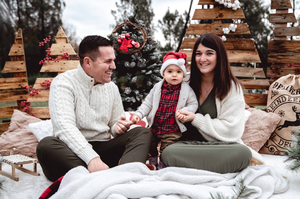 Famille avec enfant lors d’une mini séance photo de Noël à Mimizan dans les Landes
