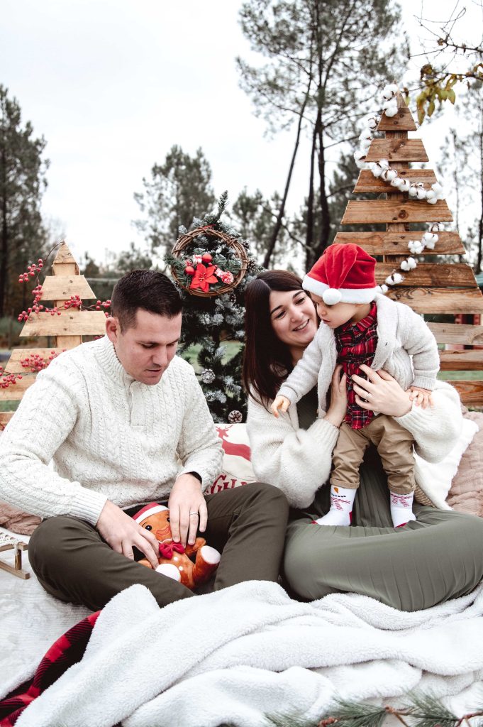 Famille avec bébé lors d’une mini séance photo de Noël à Mimizan dans les Landes