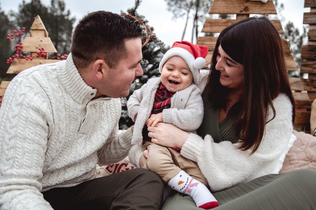 Mini séance photo de Noël à Mimizan avec une famille dans un décor extérieur